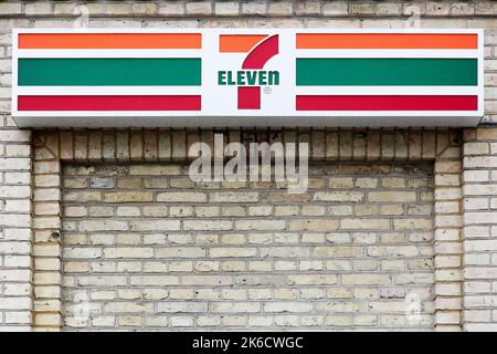 Hjorring, Dänemark - 28. Juni 2015: 7 elf Logo auf einer Fassade. 7-Eleven ist eine internationale Kette von Convenience-Stores Stockfoto