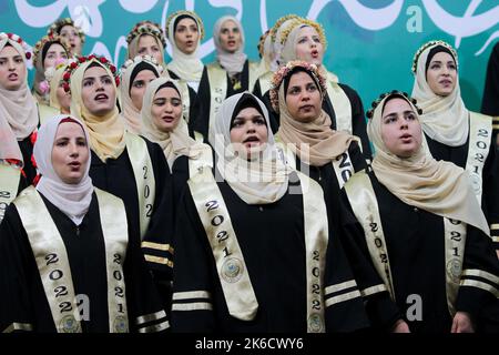 Gaza-Stadt, Gazastreifen, Palästina. 12. Oktober 2022. Gaza, Palästina. 12. Oktober 2022. Die Islamische Universität von Gaza hält in Gaza City eine Abschlussfeier für die weiblichen Studenten ab, die einen Bachelor-Abschluss in Allgemeinkrankenpflege am Institut absolvieren. Familienmitglieder der neu graduierten Krankenschwestern nahmen an der Zeremonie Teil (Bildquelle: © Ahmad Hasaballah/IMAGESLIVE via ZUMA Press Wire) Stockfoto