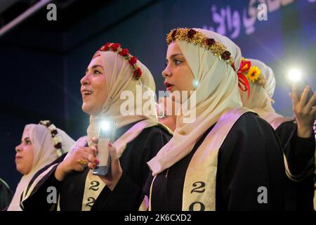 Gaza-Stadt, Gazastreifen, Palästina. 12. Oktober 2022. Gaza, Palästina. 12. Oktober 2022. Die Islamische Universität von Gaza hält in Gaza City eine Abschlussfeier für die weiblichen Studenten ab, die einen Bachelor-Abschluss in Allgemeinkrankenpflege am Institut absolvieren. Familienmitglieder der neu graduierten Krankenschwestern nahmen an der Zeremonie Teil (Bildquelle: © Ahmad Hasaballah/IMAGESLIVE via ZUMA Press Wire) Stockfoto