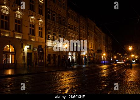 Lviv, Ukraine - 12. Oktober 2022: Lviv City Cente in der Nacht Stockfoto