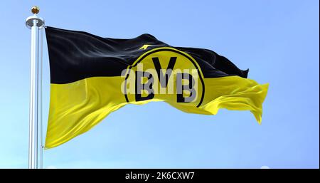 Dortmund, GER, September 2022: Die Flagge von Borussia Dortmund winkt im Wind. Borussia Dortmund ist ein deutscher Profisportverein mit Sitz in Dortm Stockfoto