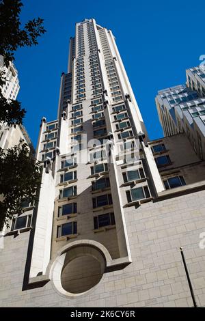 New York, NY, USA - 13. Okt 2022: Four Seasons Hotel unter einem tiefblauen Himmel, vom Boden aus gesehen, mit kleinen Mengen von Baumlaub Stockfoto