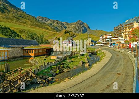 Das französische Skigebiet La Mongie in der Nähe von Bagneres de Bigorre im Sommer. Stockfoto