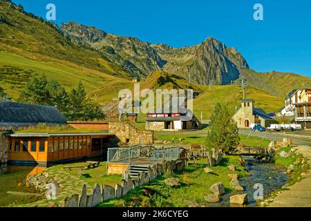 Das französische Skigebiet La Mongie in der Nähe von Bagneres de Bigorre im Sommer. Stockfoto