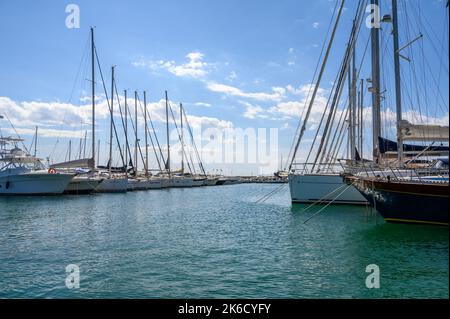 Segelboote und Yachten, die im Wellenbrecher in der Marina St Maria di Leuca, Apulien (Apulien), Italien, festgemacht sind. Stockfoto