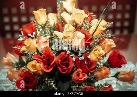 Nahaufnahme von bunten Rosenblüten zu Hause Stockfoto