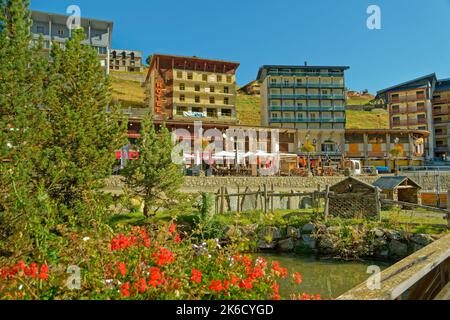 Das französische Skigebiet La Mongie in der Nähe von Bagneres de Bigorre im Sommer. Stockfoto