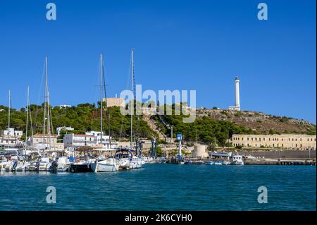 Santa Maria di Leuca Marina mit festfahrenden Freizeitbooten und dem Leuchtturm bei der Basilica Santa Maria de Finibus Terrae. Apulien (Apulien), Italien. Stockfoto