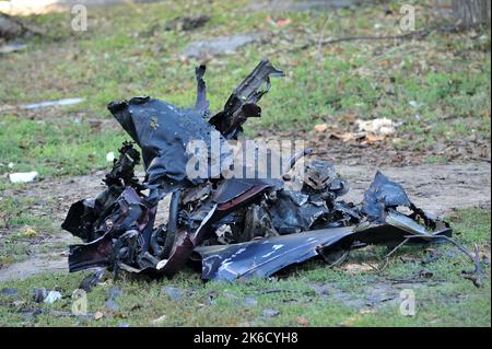 SAPORISCHSCHSCHJA, UKRAINE - 13. OKTOBER 2022 - Schrott wird am Boden als Folge von Raketenangriffen russischer Truppen, Saporischschschja, im Südosten der Ukraine, gesehen. Stockfoto