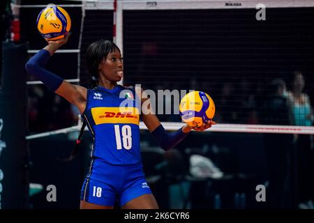 APELDOORN, NIEDERLANDE - 11. OKTOBER: Paola Ogechi Egonu aus Italien während des Viertelfinalmatches zwischen Italien und China am 17. Tag der FIVB Volleyball Damen Weltmeisterschaft 2022 im Omnisport Apeldoorn am 11. Oktober 2022 in Apeldoorn, Niederlande (Foto: Rene Nijhuis/Orange Pictions) Stockfoto