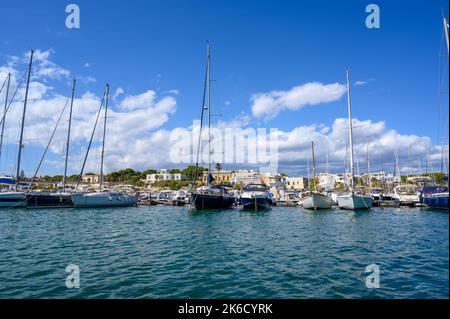 St Maria di Leuca Freizeit Bootshafen mit Uferhäusern im Hintergrund. Apulien (Apulien), Italien. Stockfoto