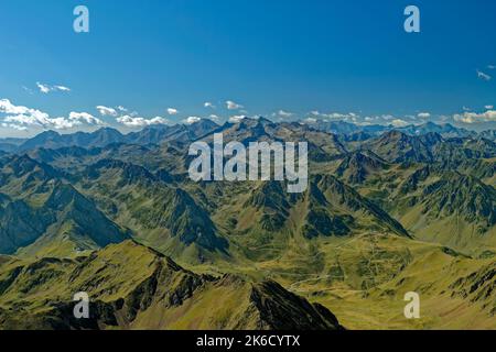 Die zentralen Pyrenäen und der Col du Tourmalet vom französischen Observatorium Pic du Midi, Pic du Midi de Bigorre, Hautes Pyrenees, Frankreich aus gesehen. Stockfoto