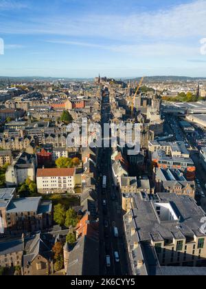 Luftaufnahme von der Drohne der Royal Mile oder der High Street und der Altstadt in Edinburgh, Schottland, Großbritannien Stockfoto