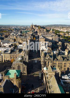 Luftaufnahme von der Drohne der Royal Mile oder der High Street und der Altstadt in Edinburgh, Schottland, Großbritannien Stockfoto