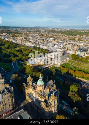 Luftaufnahme von der Drohne der Skyline von Edinburgh in Richtung Princes Street Gardens, Schottland, Großbritannien Stockfoto