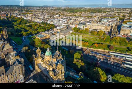 Luftaufnahme von der Drohne der Skyline von Edinburgh in Richtung Princes Street Gardens, Schottland, Großbritannien Stockfoto