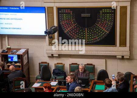 Die Abbildung zeigt die Abstimmung auf einer Plenarsitzung der Kammer im Bundestag in Brüssel am Donnerstag, den 13. Oktober 2022, mit einer Debatte über die politischen Pläne der Regierung für die nächsten zwei Jahre. BELGA FOTO NICOLAS MAETERLINCK Stockfoto