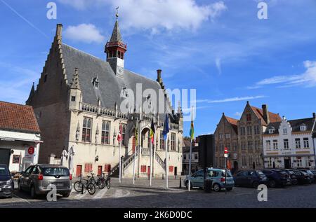 DAMME, BELGIEN, 7. OKTOBER 2022: Außenansicht des Damme Rathauses und des Markts in der Nähe von Brügge in Belgien. Damme ist ein beliebtes Touristenziel in We Stockfoto