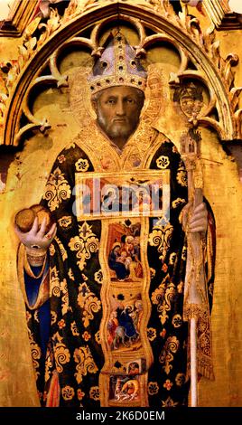 Quaratesi Polyptych, von Gentile di Niccol bekannt als Gentile da Fabriano, 1425, 15. Jahrhundert, Florenz, Italien. St. Maria Magdalena hält Balsamario Parfümflasche, St. Nikolaus von Bari Bischof Tiara pastoralen Personal Gewänder chasuble Stahl drei Kugeln rechten Spitzen Cymatium Formung. Stockfoto