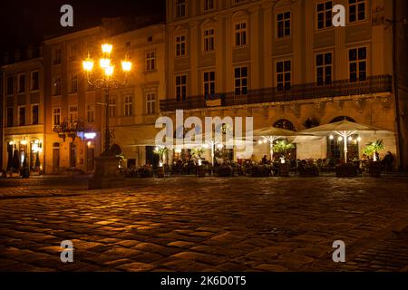 Lviv, Ukraine - 12. Oktober 2022: Lviv City Cente in der Nacht Stockfoto