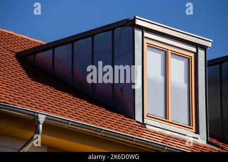 Dachgaube mit Edelstahlverkleidung Stockfoto