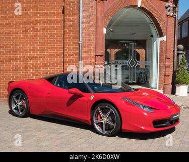 Ferrari 458 Italia vor dem Showroom von Meridien Modena, Lyndhurst, Hampshire, England Stockfoto
