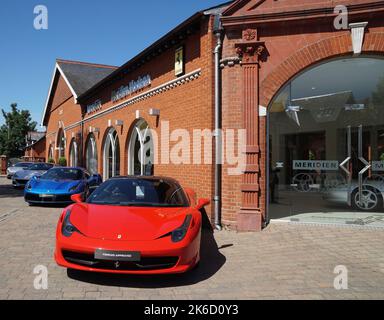 Ferrari 458 Italia vor dem Showroom von Meridien Modena, Lyndhurst, Hampshire, England Stockfoto