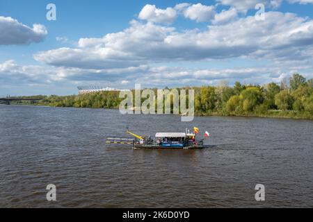 Wasserbus genannt Wassertram in Polen, auf der Weichsel in Warschau, Hauptstadt von Polen, Nationalstadion im Hintergrund Stockfoto