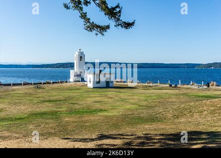 Der Leuchtturm in der Nähe des Wassers bei Brown's Point, Washington. Stockfoto