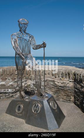 Metallskulptur „The Walker“ (von Richard Graham) an der Strandpromenade von Lynmouth, North Devon Stockfoto