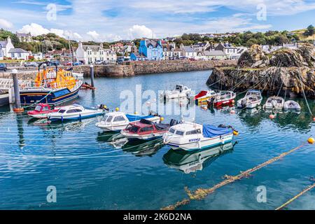 Der Hafen in der hübschen Küstenstadt Portpatrick, Dumfries & Galloway, Schottland, Großbritannien Stockfoto