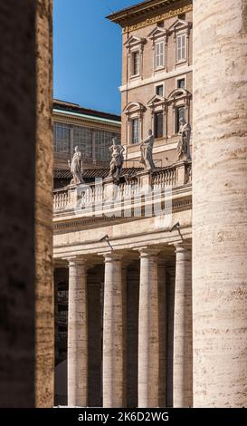 Vatikanstadt, Vatikan - 10. Februar 2013: Fassade des Apostolischen Palastes aus der Kolonnade des Petersplatzes. Stockfoto