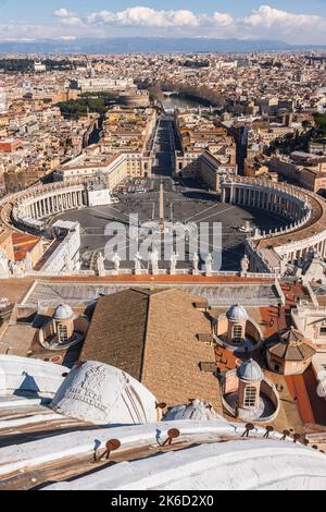 Vatikanstadt, Vatikan - 10. Februar 2013: Petersdom. Blick von der Laterne, die die Kuppel des Michelangelo überragt. Stockfoto