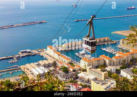 Gibraltar Seilbahn mit Blick auf die Bucht von Gibraltar und den Hafen im Hintergrund, Gibraltar Stockfoto