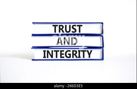 Symbol für Vertrauen und Integrität. Konzeptwörter Vertrauen und Integrität in Büchern. Schöne weiße Tabelle weißen Hintergrund. Business, psychologische und Vertrauen und Stockfoto