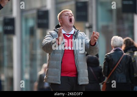 MANCHESTER, Großbritannien: Ein Fan von Manchester United auf dem Exchange Square im Stadtzentrum von Manchester vor dem Spiel der UEFA Europa League Group E zwischen Manchester United und dem FC Omonia Nicosia im Old Trafford am Donnerstag, dem 13.. Oktober 2022. (Kredit: Pat Scaasi | MI Nachrichten) Kredit: MI Nachrichten & Sport /Alamy Live Nachrichten Stockfoto