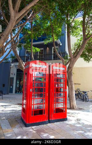 Rote K6 Telefonzellen im britischen Stil an der Hauptstraße von Gibraltar Stockfoto