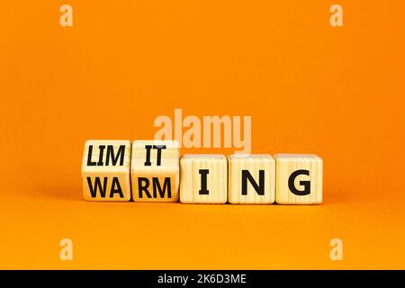 Symbol für Begrenzung der globalen Erwärmung. Konzept Worte Begrenzung und Erwärmung auf Holzwürfel. Schöne orange Tisch orange Hintergrund. Globale Geschäftseinschränkungsunternehmen Stockfoto