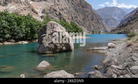 Landschaftsansicht des türkisblauen Soya-Sees, dem zweiten der sieben Marguzor-Seen im Shing-Tal, in der Nähe von Penjikent oder Panjakent, Sughd, Tadschikistan Stockfoto