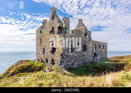 Die Ruinen von Dunskey Castle aus dem 12.. Jahrhundert auf einer Klippe in der Nähe der Küstenstadt Portpatrick, Dumfries & Galloway, Schottland, Großbritannien Stockfoto