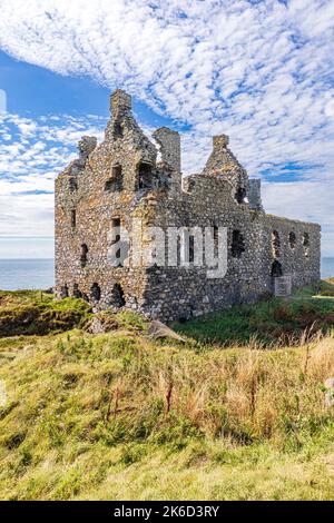 Die Ruinen von Dunskey Castle aus dem 12.. Jahrhundert auf einer Klippe in der Nähe der Küstenstadt Portpatrick, Dumfries & Galloway, Schottland, Großbritannien Stockfoto