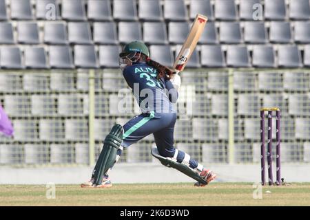 Sylhet, Bangladesch . 09. Oktober 2022. 9. Oktober 2022, Sylhet, Bangladesch: Aliya Riaz von der pakistanischen Mannschaft in Aktion während des Spiels zwischen Pakistan und den Vereinigten Arabischen Emiraten während des Women's Cricket Asia Cup T20 im Sylhet International Cricket Stadium, Bangladesch. Am 9. Oktober 2022, Sylhet, Bangladesch. (Foto von MD Rafayat Haque Khan/Eyepix Group/Sipa USA) Quelle: SIPA USA/Alamy Live News Stockfoto