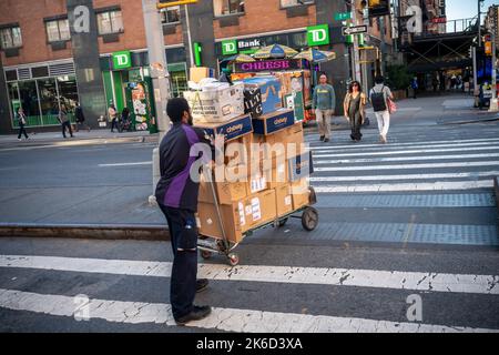 FedEx-Mitarbeiter bei seinen ernannten Runden in New York am Donnerstag, den 6. Oktober 2022. (© Richard B. Levine) Stockfoto