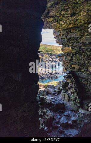 Ein Blick aus einem Fenster des 12.. Jahrhunderts Dunskey Castle auf einer Klippe in der Nähe der Küstenstadt Portpatrick, Dumfries & Galloway, Schottland, Großbritannien Stockfoto