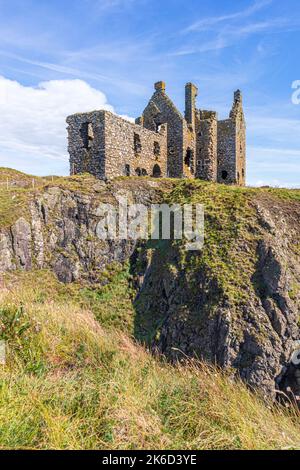 Die Ruinen von Dunskey Castle aus dem 12.. Jahrhundert auf einer Klippe in der Nähe der Küstenstadt Portpatrick, Dumfries & Galloway, Schottland, Großbritannien Stockfoto