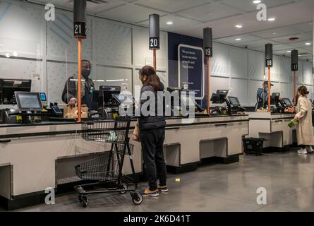 Einkaufen in einem Whole Foods Market Supermarkt in New York am Mittwoch, den 5. Oktober 2022. Die Renditen der US-Schatzanleihen sind gestiegen, da der Markt die Unsicherheit über die Politik der Fed zur Bekämpfung der Inflation sieht. (© Richard B. Levine) Stockfoto