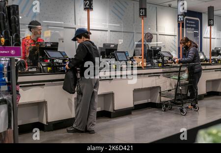 Check-out in einem Whole Foods Market Supermarkt in New York am Mittwoch, den 5. Oktober 2022. Die Renditen der US-Schatzanleihen sind gestiegen, da der Markt die Unsicherheit über die Politik der Fed zur Bekämpfung der Inflation sieht. (© Richard B. Levine) Stockfoto