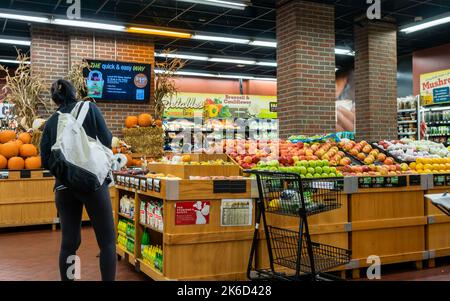 Einkaufen in einem Supermarkt in New York am Dienstag, den 11. Oktober 2022. (© Richard B. Levine) Stockfoto