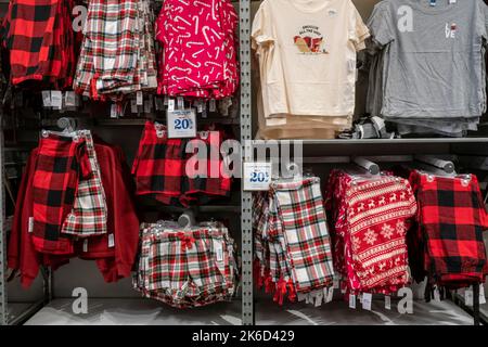 Am Donnerstag, den 6. Oktober 2022, kommt Weihnachten in einem Geschäft der Old Navy in Chelsea in New York zu früh. (© Richard B. Levine) Stockfoto