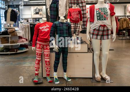 Am Donnerstag, den 6. Oktober 2022, kommt Weihnachten in einem Geschäft der Old Navy in Chelsea in New York zu früh. (© Richard B. Levine) Stockfoto